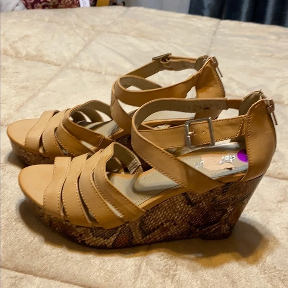 Kenneth Cole Reaction Tan Wedge Espadrille Shoes